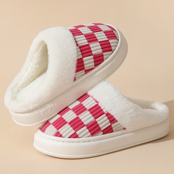 Shoes - Women’s Pink and White Checkered Slippers Plush Thick-Soled Size 6.5-7 NWT